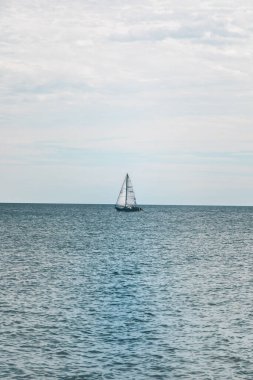 Ontario Gölü 'nde yelkenli.