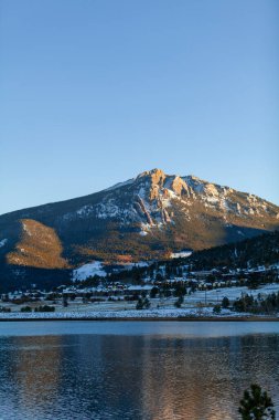 Colorado kırsalında barajı olan bir göl.
