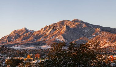 Colorado Mountainside Boulder 'dan görüldü