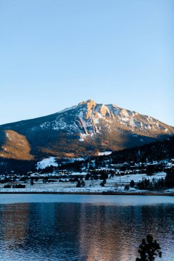 Colorado kırsalında barajı olan bir göl.