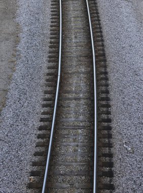 Tren rayları Raleigh, Kuzey Carolina şehir merkezine gidiyor.