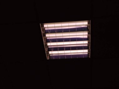 Karanlıkta aydınlık, soyut fotoğraf arkaplanı. Siyah arkaplanda dört ışık izole edildi