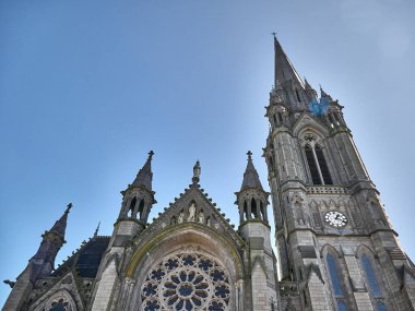 İrlanda 'daki eski katolik katedral binası. Hıristiyan kilisesi, antik gotik mimari