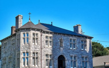 Eski Kelt kale kulesi ve bir ev. Eski İrlanda mimari geçmişi