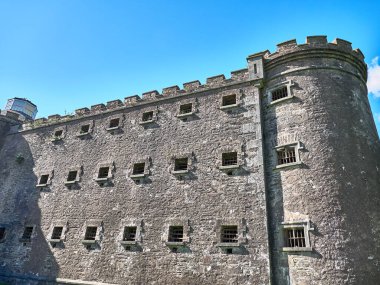 Eski Kelt kale kulesi ve bir ev. Eski İrlanda mimari geçmişi