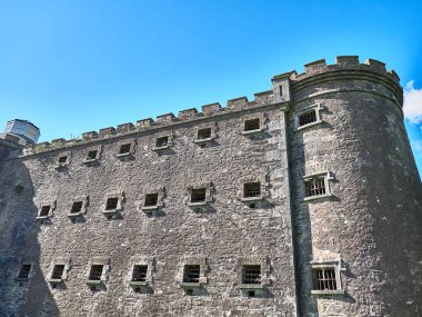 Eski Kelt kale kulesi ve bir ev. Eski İrlanda mimari geçmişi