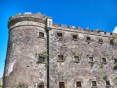 Eski Kelt kale kulesi ve bir ev. Eski İrlanda mimari geçmişi