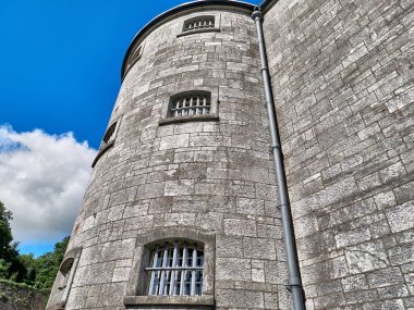 Eski Kelt kale kulesi ve bir ev. Eski İrlanda mimari geçmişi