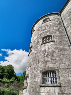 Eski Kelt kale kulesi ve bir ev. Eski İrlanda mimari geçmişi