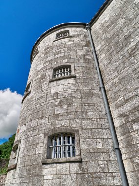 Eski Kelt kale kulesi ve bir ev. Eski İrlanda mimari geçmişi