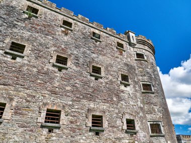 Eski Kelt kale kulesi ve bir ev. Eski İrlanda mimari geçmişi