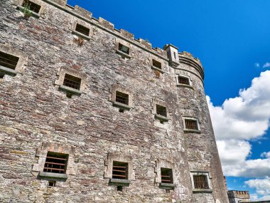 Eski Kelt kale kulesi ve bir ev. Eski İrlanda mimari geçmişi