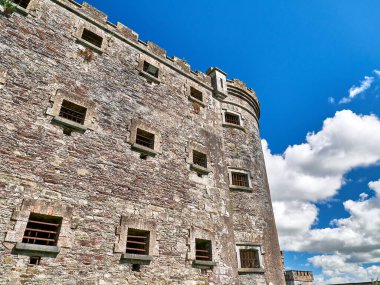 Eski Kelt kale kulesi ve bir ev. Eski İrlanda mimari geçmişi