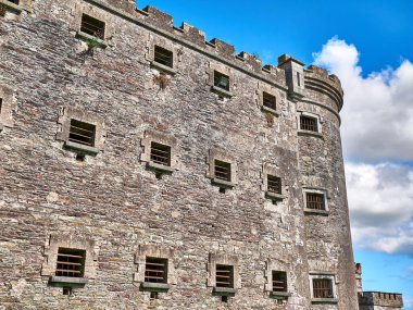 Eski Kelt kale kulesi ve bir ev. Eski İrlanda mimari geçmişi