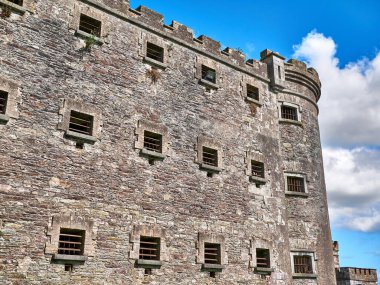 Eski Kelt kale kulesi ve bir ev. Eski İrlanda mimari geçmişi