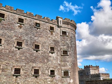 Eski Kelt kale kulesi ve bir ev. Eski İrlanda mimari geçmişi