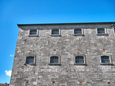 Eski Kelt kale kulesi ve bir ev. Eski İrlanda mimari geçmişi