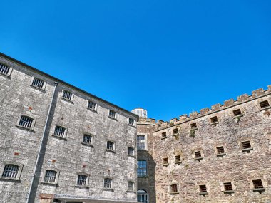 Eski Kelt kale kulesi ve bir ev. Eski İrlanda mimari geçmişi