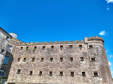 Eski Kelt kale kulesi ve bir ev. Eski İrlanda mimari geçmişi