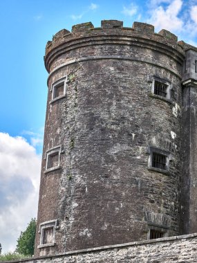 Eski Kelt kale kulesi ve bir ev. Eski İrlanda mimari geçmişi