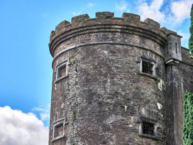 Eski Kelt kale kulesi ve bir ev. Eski İrlanda mimari geçmişi