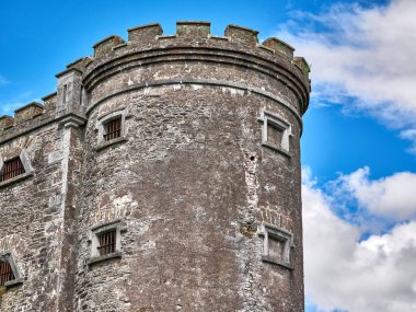 Eski Kelt kale kulesi ve bir ev. Eski İrlanda mimari geçmişi