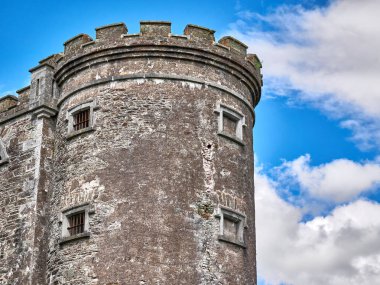 Eski Kelt kale kulesi ve bir ev. Eski İrlanda mimari geçmişi