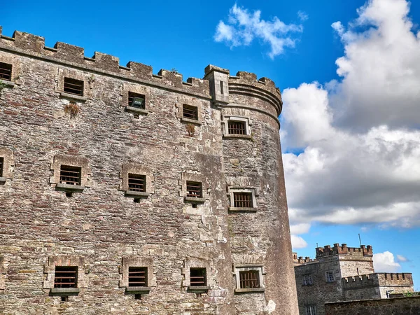 Eski Kelt kale kulesi ve bir ev. Eski İrlanda mimari geçmişi