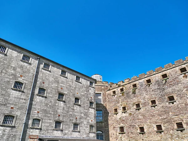 Eski Kelt kale kulesi ve bir ev. Eski İrlanda mimari geçmişi