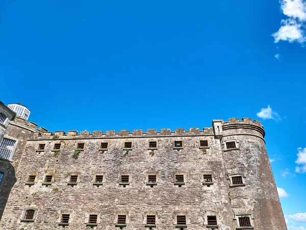 Eski Kelt kale kulesi ve bir ev. Eski İrlanda mimari geçmişi