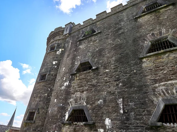 Eski Kelt kale kulesi ve bir ev. Eski İrlanda mimari geçmişi