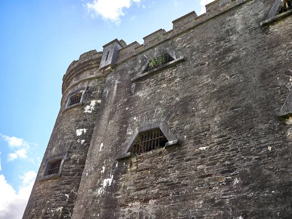 Eski Kelt kale kulesi ve bir ev. Eski İrlanda mimari geçmişi