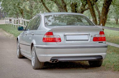 Sokak geçmişi olan beyaz bir araba. Modern şehir fotoğrafı.