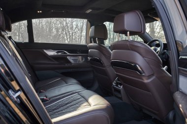 Moden araba arka planında yolcu koltuğu, lüks araba iç mimarisi duvar kağıdı. Siyah deri arabanın içi.