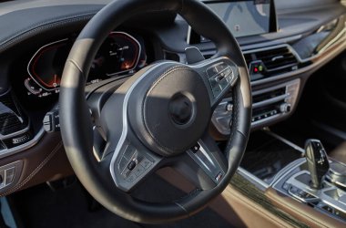 Vites kolu, direksiyon simidi ve sensörler. Modern bir araba manzarası, şehir içi iç mimarisi.