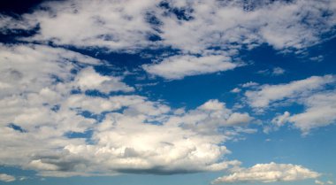 Koyu mavi yaz gökyüzü arka plan, beyaz bulutlar fırtınalı gökyüzünde uçan