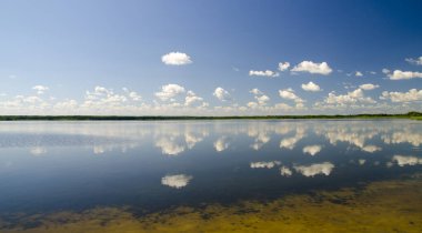 Bulutlar, saf Gölü suya yansıtan güzel gökyüzü ve bulutlar ayna göl üzerinde su panorama