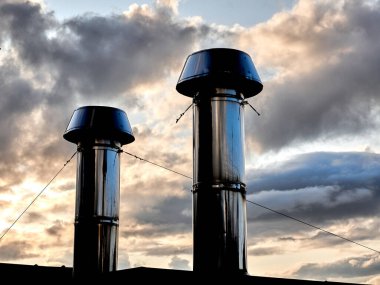 Derin mavi gökyüzünde beyaz kabarık bulutlar. Cennet arkaplanı