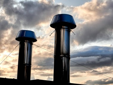 Derin mavi gökyüzünde beyaz kabarık bulutlar. Cennet arkaplanı