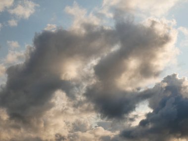 Fırtınalı gökyüzü, beyaz ve gri bulutlu arka plan, güzel günbatımı cennet fotoğrafı.