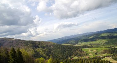 Dağlar ve ormanlar, havadan görünümü. Dağ manzarası