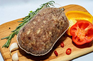 Saf arka planda izole edilmiş lezzetli sosisler ve sebzeler, restoranlar ve kafeler için yemek fotoğrafçılığı