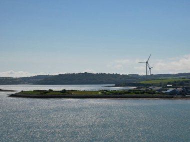 Rüzgar santrali pervanesi. Rüzgâr enerjisi jeneratörü. Yeşil enerji, çevre dostu endüstri kavramı