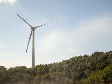 Rüzgar santrali pervanesi yakın görüş. Rüzgâr enerjisi jeneratörü. Yeşil enerji, çevre dostu endüstri kavramı