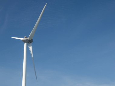 Rüzgar santrali pervanesi yakın görüş. Rüzgâr enerjisi jeneratörü. Yeşil enerji, çevre dostu endüstri kavramı