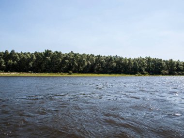 Yaz nehir arka plan. dalgalar ve derin su