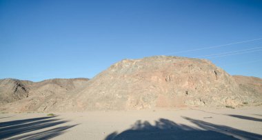 Sahara kayalar ve tepeler ağaçlar gölgeler, doğal çöl manzaraları