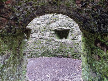 Eski Kelt kalesinin taş kemeri, İrlanda 'da bir Blarney kalesi, kayalar ve dağlar.