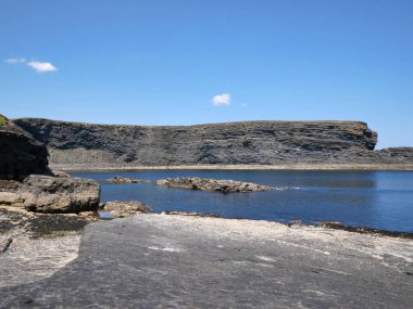 Kayalıklar ve Atlantik Okyanusu, bulutlar, kayalar ve laguna, doğadaki güzellik. Tatil gezisi rahatlama arkaplanı