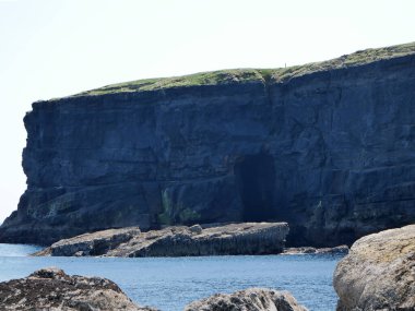 Kayalıklar ve Atlantik Okyanusu, bulutlar, kayalar ve laguna, doğadaki güzellik. Tatil gezisi rahatlama arkaplanı